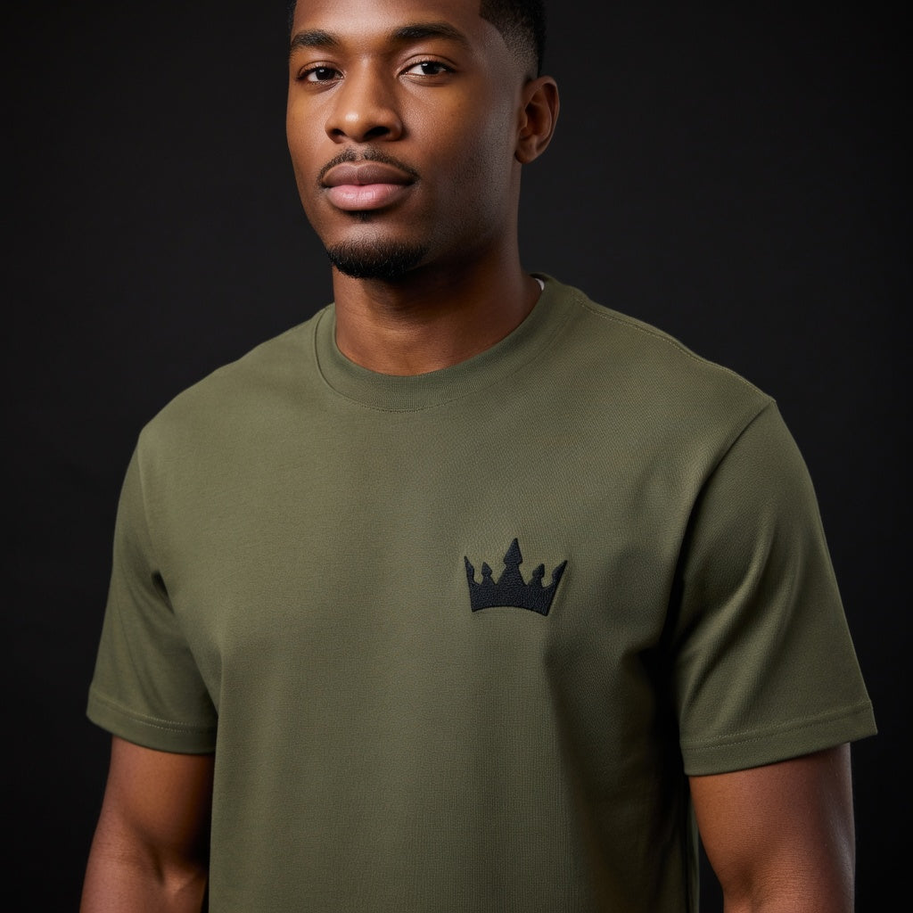 Si Deus Embroidered Crown Tee – Olive